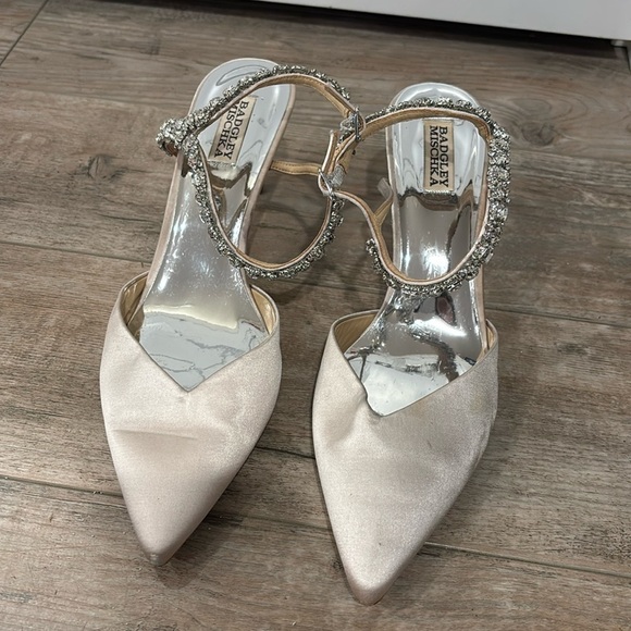 Badgley Mischka Shoes - Jewel Badgley Mischka champagne kitten heel size 11